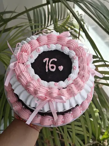 Vintage style ruffle cake